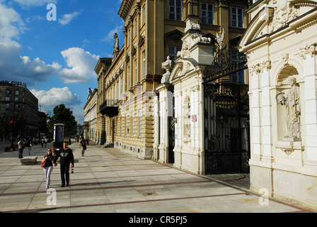 Polonia - Varsavia, Krakowskie Przedmiescie (strada del quartiere di Cracovia), i pedoni di fronte alla sede centrale di Portorico Foto Stock