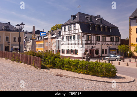 Marketplace con Hotel Ross e il post miglio pilastro, Zwoenitz, in Sassonia, Germania, Europa Foto Stock