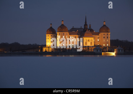Schloss castello di Moritzburg vicino a Dresda in inverno, con neve al tramonto, in Sassonia, Germania, Europa Foto Stock