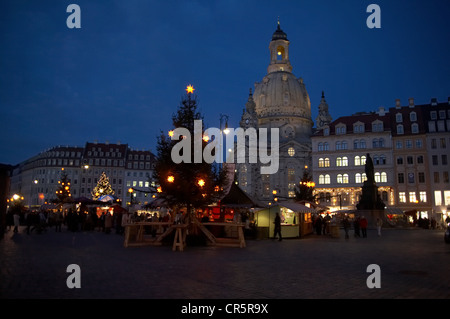 Mercato di Natale Anno 1901 sul Neumarkt piazza di fronte alla chiesa di Nostra Signora, Gruenderzeit edifici del periodo, Dresda, Sassonia Foto Stock