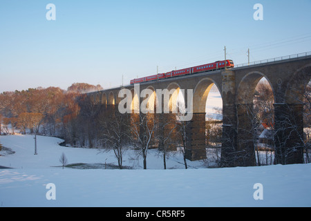 Viadotto attraverso Grosse Striegis fiume tra Wegefahrt e Oberschoena vicino a Freiberg in Sassonia, Germania, Europa Foto Stock