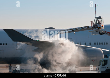 Lufthansa Boeing 747-430m essendo de-iced all'aeroporto di Francoforte, Hesse, Germania, Europa PublicGround Foto Stock