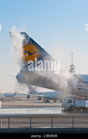 Coda di una Lufthansa Boeing 747-430m essendo de-iced all'aeroporto di Francoforte, Hesse, Germania, Europa PublicGround Foto Stock