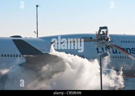 Lufthansa Boeing 747-430m essendo de-iced all'aeroporto di Francoforte, Hesse, Germania, Europa PublicGround Foto Stock