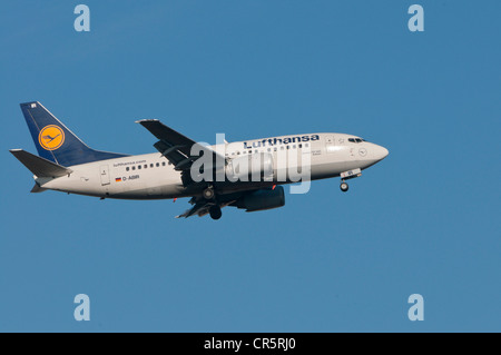 Lufthansa Boeing 737-500 di avvicinamento alla terra di Francoforte Hesse, Germania, Europa Foto Stock