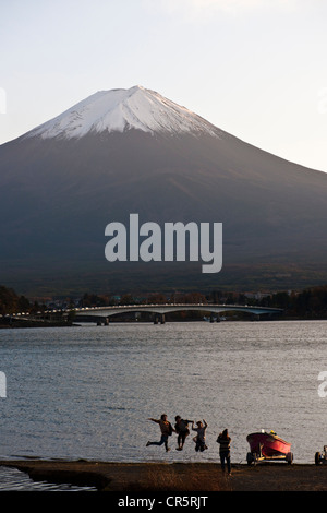 Giappone, isola di Honshu, il Monte Fuji regione, il Lago Kawaguchi con il Monte Fuji (3776m) in background Foto Stock