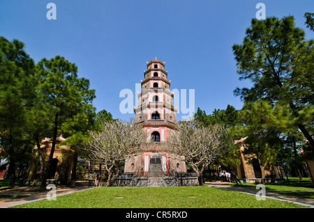 Phuoc Duyen torre o Thien Mu Pagoda Pagoda o della donna celeste, la tonalità, il Sito Patrimonio Mondiale dell'UNESCO, il Vietnam Asia Foto Stock