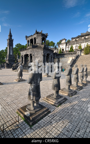 Custode Wtone statue, Mausoleo o la tomba dell'Imperatore Khai Dinh, la tonalità, il Sito Patrimonio Mondiale dell'UNESCO, il Vietnam Asia Foto Stock