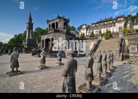 Tomba dell'Imperatore Khai Dinh Mausoleo, custode di statue in pietra, tonalità, Sito Patrimonio Mondiale dell'UNESCO, il Vietnam Asia Foto Stock