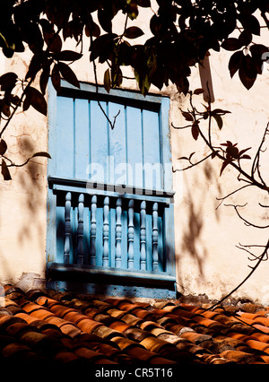 Balcone e persiane in Trinidad, Cuba Foto Stock