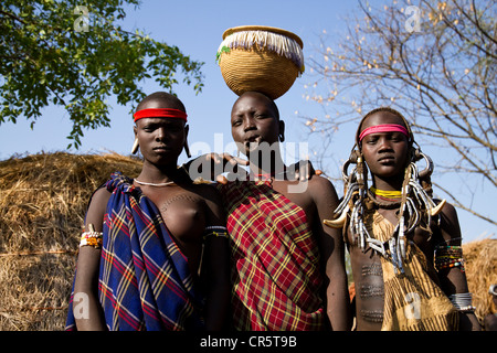 Le donne di i Mursi gruppo etnico, famosa per le enormi lastre a labbro le donne sono sportive, Parco Nazionale di Mago, vicino Jinka Foto Stock