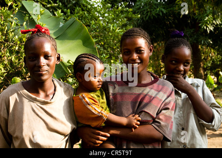 Le persone al villaggio di Ari, vicino Jinka, bassa valle dell'Omo, sud Etiopia, Africa Foto Stock