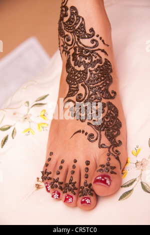 Henna tradizionale modello su Indian sposa il piede Foto Stock
