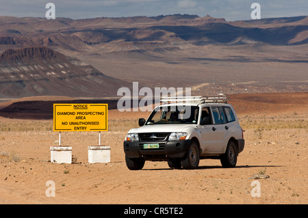 Veicolo fuoristrada in corrispondenza del punto di accesso a un diamante zona mineraria nella zona di confine tra il Sudafrica e la Namibia, sul retro Foto Stock