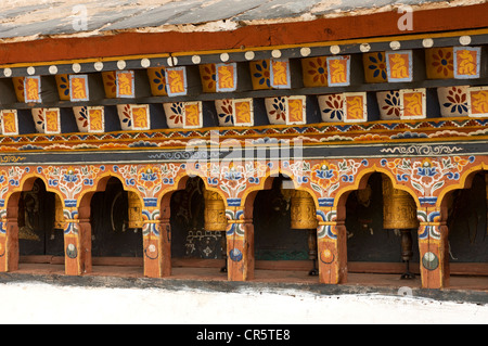 La preghiera buddista le ruote nella chimi Lhakhang tempio della fertilità, Lobesa, Bhutan, Asia del Sud Foto Stock