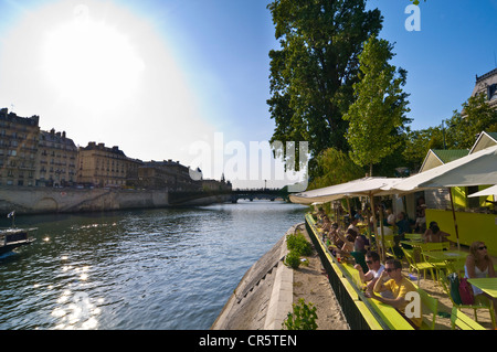 Francia Paris rive del Fiume Senna durante il Paris Plage evento dove il traffico automobilistico è arrestato per essere sostituito da attività per il tempo libero Foto Stock