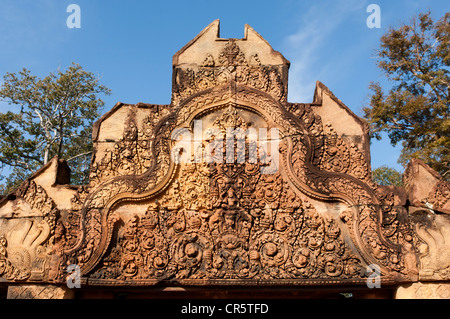 Taglio fine lavori in pietra di un bassorilievo su un arco in Banteay Sreithe tempio, Cittadella delle donne, Angkor, Cambogia, sud-est asiatico Foto Stock