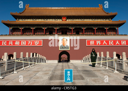 La guardia davanti alla porta della pace celeste all'ingresso della Città Proibita e Piazza Tiananmen, Pechino, Cina e Asia Foto Stock