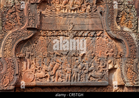 Indra, Dio del cielo, rilasciando la pioggia in un tentativo di estinguere il fuoco creato da Agni, Scena raffigurante Krishna e il suo Foto Stock