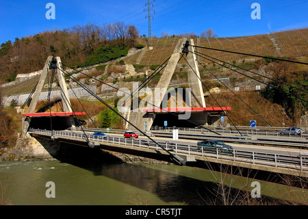 Arzilli-tunnel stradale sull'autostrada A9 e l'autostrada ponte che attraversa il fiume Rodano a Saint-Maurice, Vaud, Svizzera, Europa Foto Stock