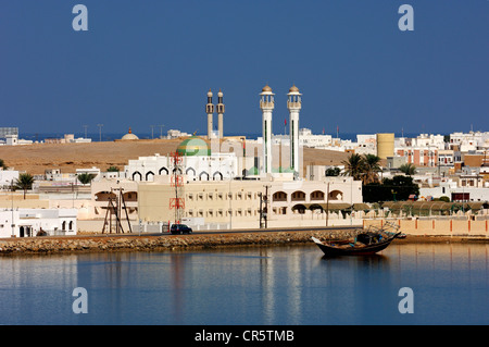 I minareti della laguna blu della città portuale di Sur nel Golfo di Oman, il sultanato di Oman, Medio Oriente Foto Stock