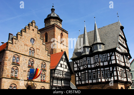 Architettura medievale ensemble sul marketplace di Alsfeld, da sinistra a destra, Casa del Vino, Walpurgis Chiesa torre, il Foto Stock