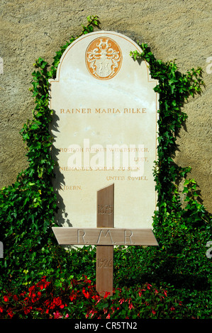 Luogo di sepoltura del poeta Rainer Maria Rilke nel cimitero di montagna di Raron, Vallese, Svizzera, Europa Foto Stock