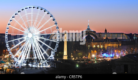Francia, Parigi, il Grand Palais, la grande ruota e l'obelisco di piazza della Concorde Foto Stock