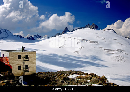 Cabane du Trento Trento capanna, con il Plateau du Trient, icefield, sul retro, Vallese, Svizzera, Europa Foto Stock