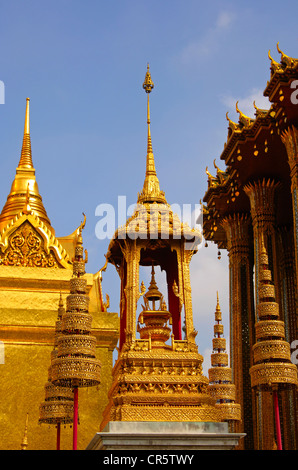 Placcato oro Chedi e Memoriale di Re Mongkut, Rama IV, in Wat Phra Kaeo tempio, Bangkok, Thailandia, Asia Foto Stock