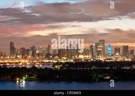Stati Uniti, Florida, Miami, vista da South Beach su Biscayne Bay e il centro cittadino di Miami.