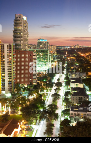 Stati Uniti, Florida, Miami, Downtown, vista dal Four Season Hotel su Brickell Avenue al cadere della notte Foto Stock