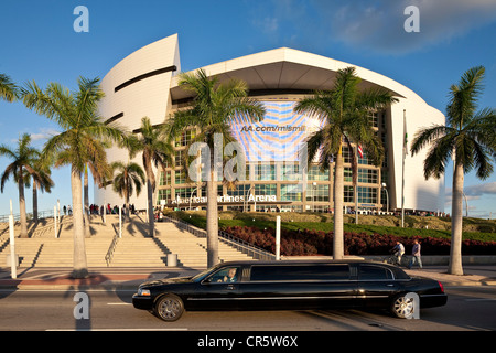 Stati Uniti, Florida, Miami Centro citta', American Airlines Arena, limousine di fronte lo stadio sportivo inaugurato nel 1999 Foto Stock