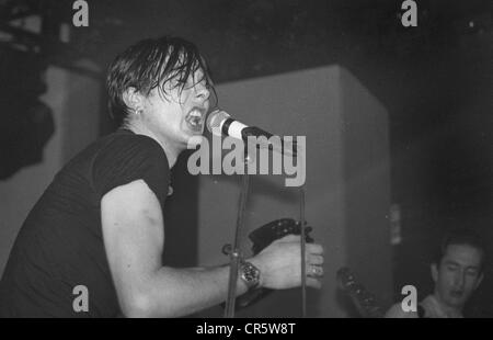 Brett Anderson e Mat Osman di pelle scamosciata live presso il Palais Hammersmith, Londra 1995 Foto Stock