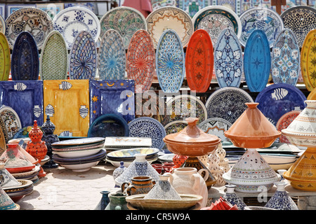 Ceramiche, vasi di ceramica sul mercato di Houmt Souk sull isola di Djerba, Tunisia, Africa Settentrionale, Africa Settentrionale, Africa Foto Stock