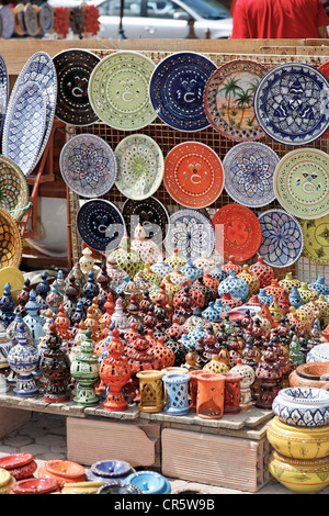 Ceramiche, vasi di ceramica sul mercato di Houmt Souk sull isola di Djerba, Tunisia, Africa Settentrionale, Africa Settentrionale, Africa Foto Stock