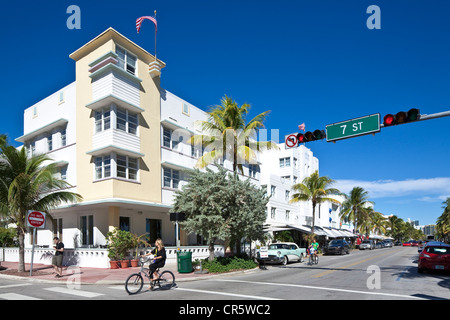 Stati Uniti, Florida, Miami Beach, South Beach Art Deco District, Ocean Drive a livello con la settima Strada, ciclisti Foto Stock