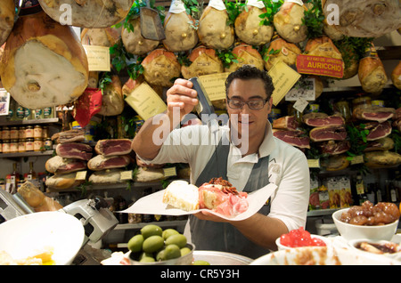 Italia Toscana Firenze centro storico sono classificati come patrimonio mondiale dall' UNESCO Mercato Centrale grande mercato coperto con sandwich Foto Stock