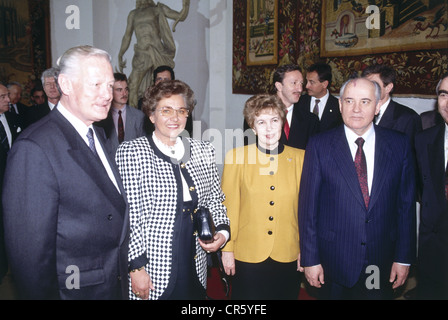 Mikhail Gorbachev, * 2.3.1931, politico sovietico (CSU), visita in Baviera, 6. - 8.3.1992, foto di gruppo con il ministro bavarese Max Streibl e sua moglie Irmgard, la moglie di Gorbaciov Raisa e il ministro federale delle finanze tedesco Theodor "Theo" Waigel a Monaco, Foto Stock