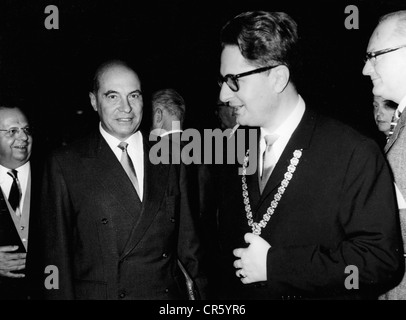 Zenker, Rudolf, 24.2.1903 - 18.1.1984, chirurgo tedesco di mezza lunghezza, con il professor Maurer e Hans-Jochen Vogel, 1960s, Foto Stock