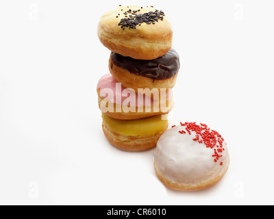 Un sacco di ciambelle su uno sfondo bianco. Foto Stock