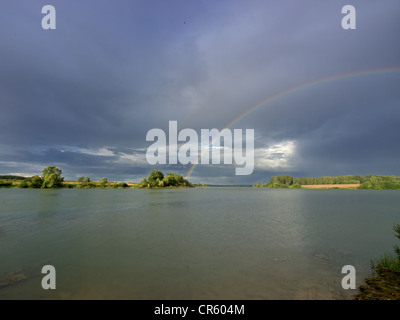 Paesaggio estivo con due arcobaleni sopra il lago. Lago Ruzskoe in Russia Foto Stock