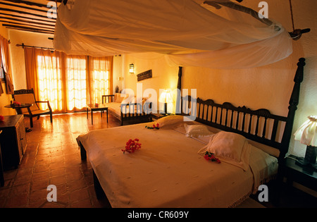 Tanzania, Arcipelago di Zanzibar, costa Sud Orientale, Pingwe-Bwejuu zona spiaggia, brezze Hotel, camera da letto Foto Stock