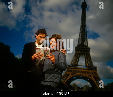 Vacanza in coppia la lettura di una mappa della città di Parigi Torre Eiffel Foto Stock
