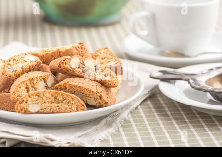 Italiana mandorla i cookie su una piastra Foto Stock