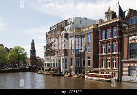 Fila di edifici sul canale nel centro storico di Amsterdam Foto Stock
