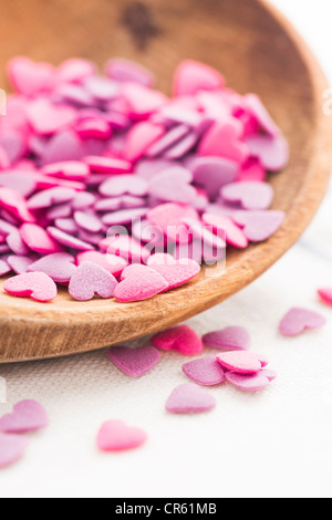 A forma di cuore rosso e viola spruzza Foto Stock