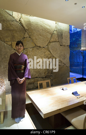 Giappone, isola di Honshu, Tokyo, Roppongi, Grand Hyatt Hotel, la cameriera indossare il kimono al ristorante giapponese Shun Foto Stock