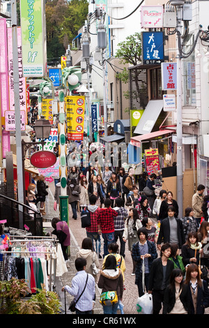 Giappone, isola di Honshu, Tokyo Harajuku,Takeshita Street, molto vivace strada utilizzata dai giovani locali come un luogo di incontro Foto Stock