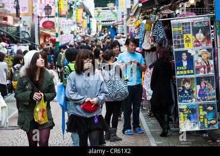 Giappone, isola di Honshu, Tokyo Harajuku,Takeshita Street, molto vivace strada utilizzata dai giovani locali come un luogo di incontro Foto Stock